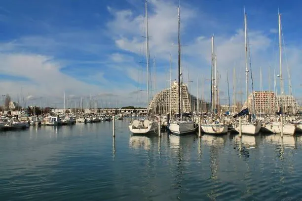 Le Grand Bleu, Motte, * La Grande-Motte